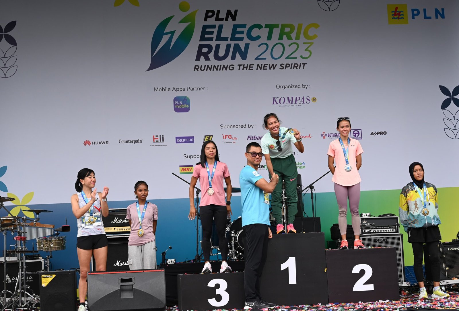 Direktur Utama PLN Darmawan Prasodjo (empat dari kiri) saat menyerahkan medali dan hadiah kepada pelari nasional Odekta Elvina Naibaho (tiga dari kanan) yang menjadi juara kategori Half Marathon Putri pada ajang PLN Electric Run 2023.