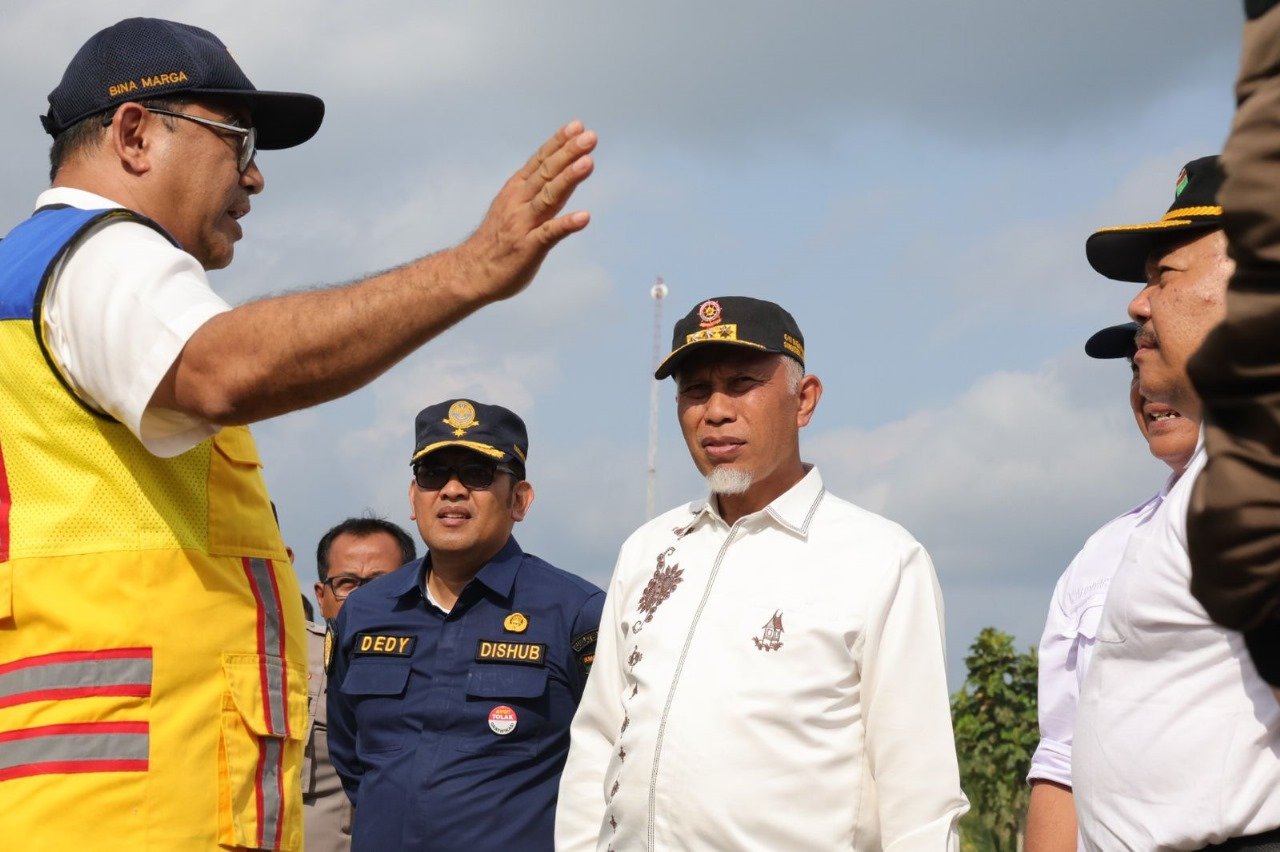 Gubernur Mahyeldi saat meninjau sarana dan prasarana Pelabuhan Air Bangis dan Pelabuhan Teluk Tapang, Air Bangis, Kabupaten Pasaman Barat, Jumat (2/8/2024) lalu. (foto/adpsb)