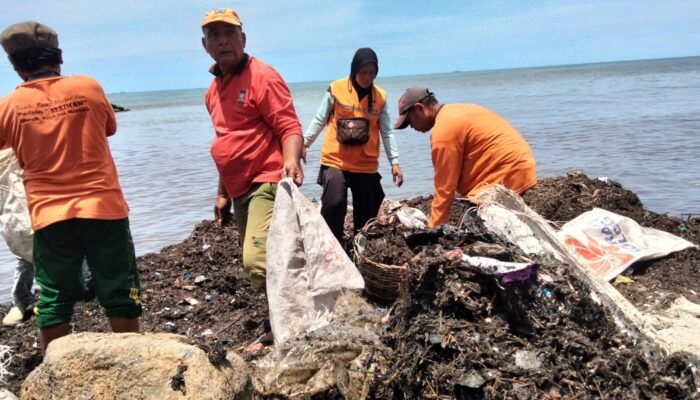 Atasi Sampah, DLH Padang Kerahkan 10 Truk dan 70 Petugas Kebersihan