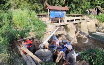 Teknik Sipil FT UNP Bangun Bangunan Sipil Penangkap Air PLTMH di Kamang Hilia