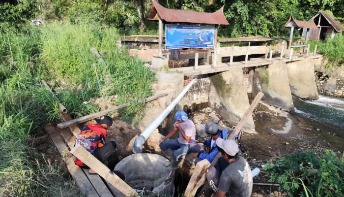 Teknik Sipil FT UNP Bangun Bangunan Sipil Penangkap Air PLTMH di Kamang Hilia