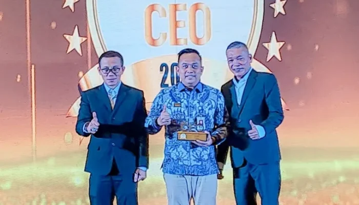 Dirut Bank Nagari Gusti Candra Raih Penghargaan ‘Top 100 CEO 2024’