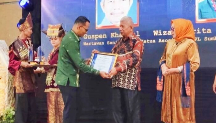 Wartawan Senior Gusfen Khairul Dianugerahi Tokoh Inspiratif Penyiaran KPID Sumbar 2024