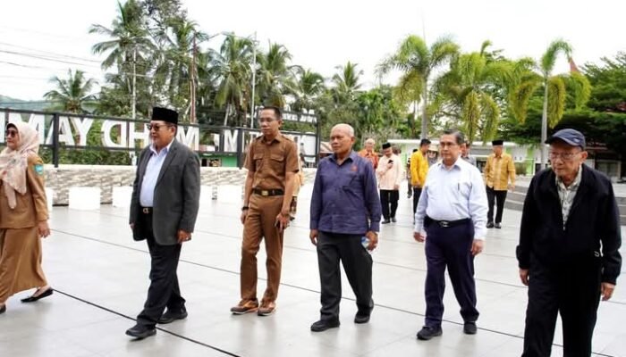 Keluarga Besar YMMY dan Rektor UMMY Solok Ziarah ke Makam Pahlawan Nasional Prof Muhammad Yamin