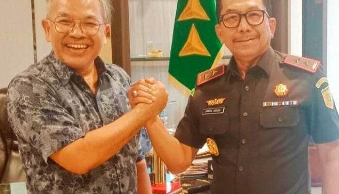 Silaturahmi dan Diskusi Penuh Makna: Dr Aqua Dwipayana Bertemu Kajati Riau dan Pemred Tribun Pekanbaru