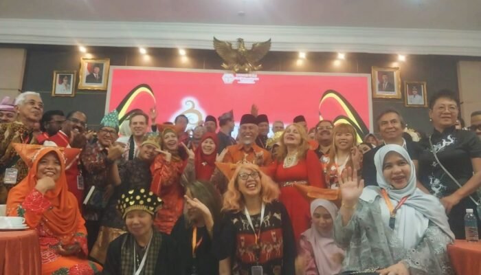 Puisi Perdamaian dari Ranah Minang: IMLF-3 dan Ikhtiar Menyatukan Dunia Lewat Sastra